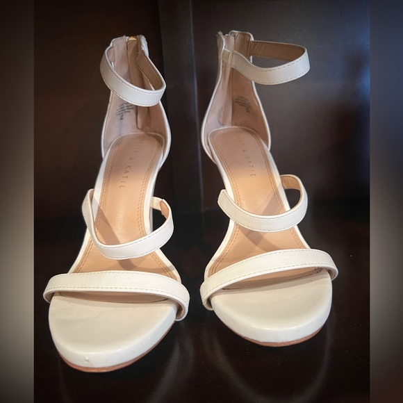 COURTNEE women white ankle strap heels/size 8M - Picture 8 of 9
